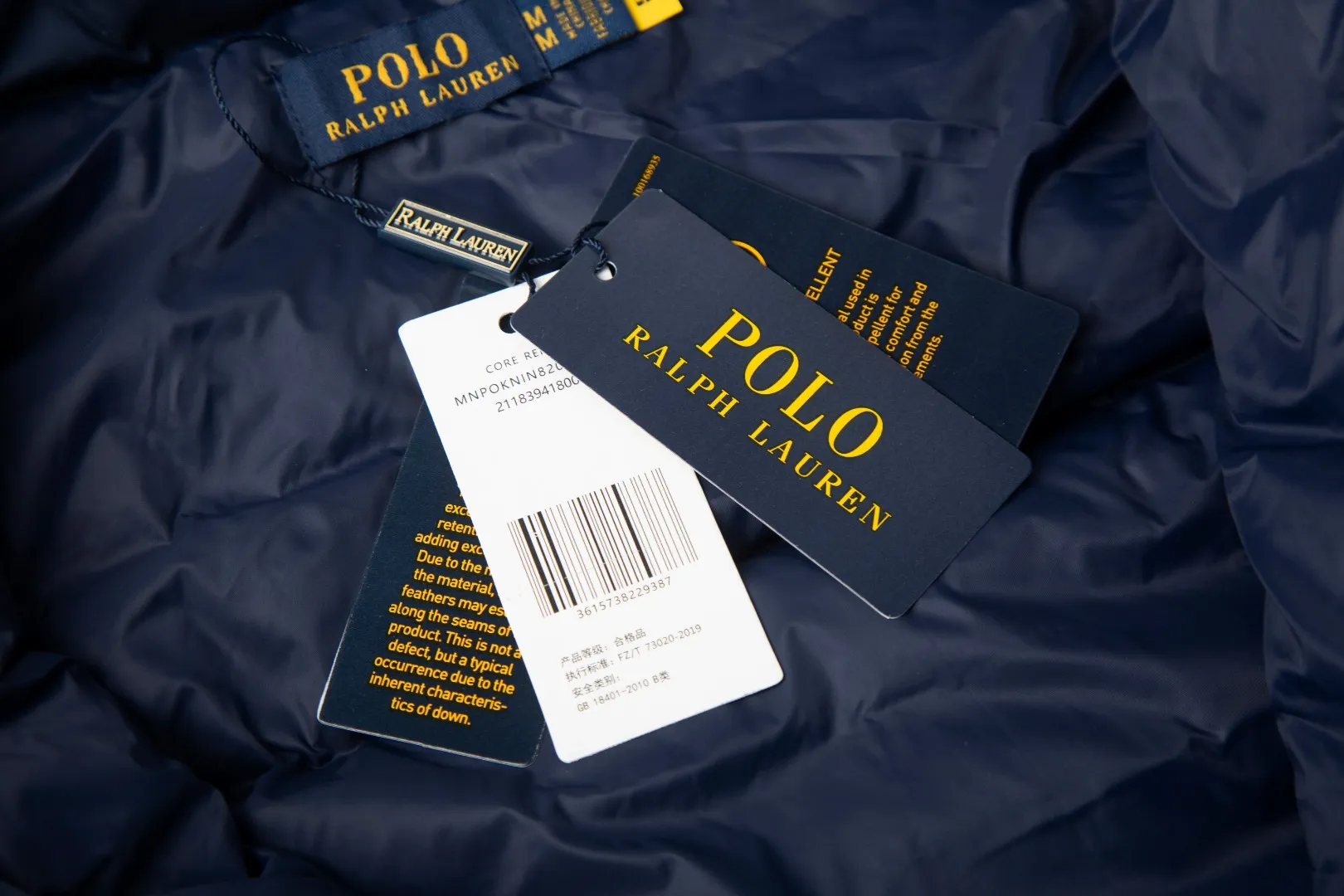 P340 White background picture [Popular in winter] Style No.: 25125# Color: Black/Navy Blue/Almond Size: S-XL - Ralph Lauren/Ralph Lauren 2025FW Popular winter item Stand collar three zipper couple style rib down vest vest - Craftsmanship 400T diamond-proof nylon on the face Grid down filling inside 400T high-density gallbladder isolation - Correct slightly waisted version on both sides The placket is made of cotton webbing and has double zipper pockets on both sides - RL's hottest vest this year. Out of stock at counters. A treasure item with a winter atmosphere. It comes in three basic colors. It can be worn by both men and women, especially the creamy white with a warm red feel. Comes with a beauty filter, which girls love. The overall fluffiness is just right. It is light and not bloated. It is very chill. It can enhance the overall fashion sense whether worn outside or inside.